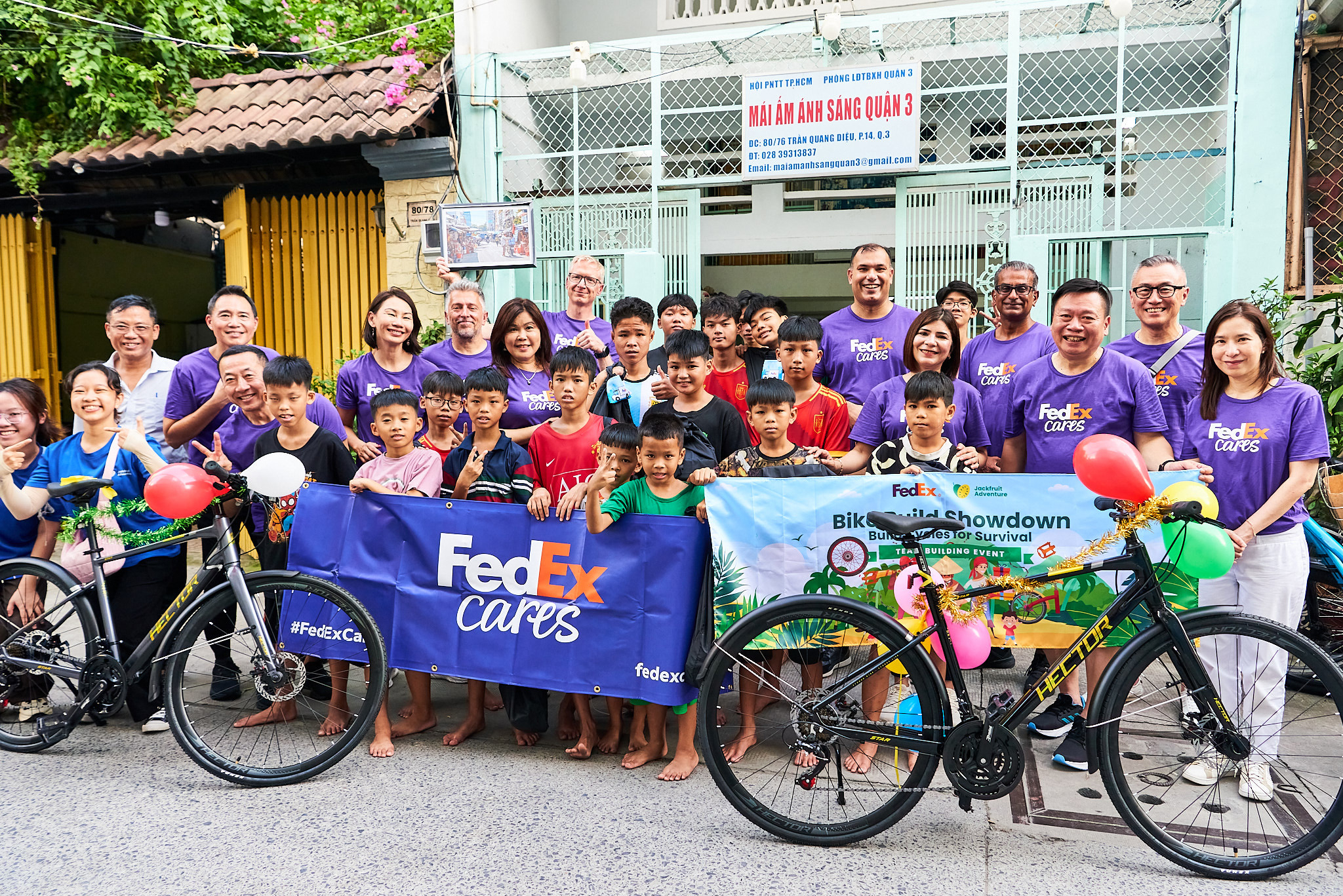 Nh&acirc;n vi&ecirc;n FedEx c&ugrave;ng c&aacute;c em nhỏ tại M&aacute;i ấm &Aacute;nh S&aacute;ng