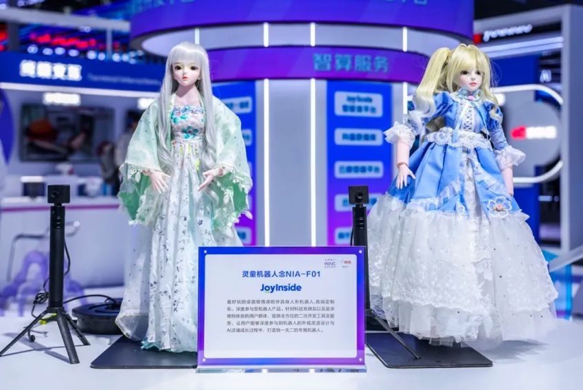 Mẫu trưng b&agrave;y Robot Lingtong kết nối với JD.com JoyInside&nbsp;