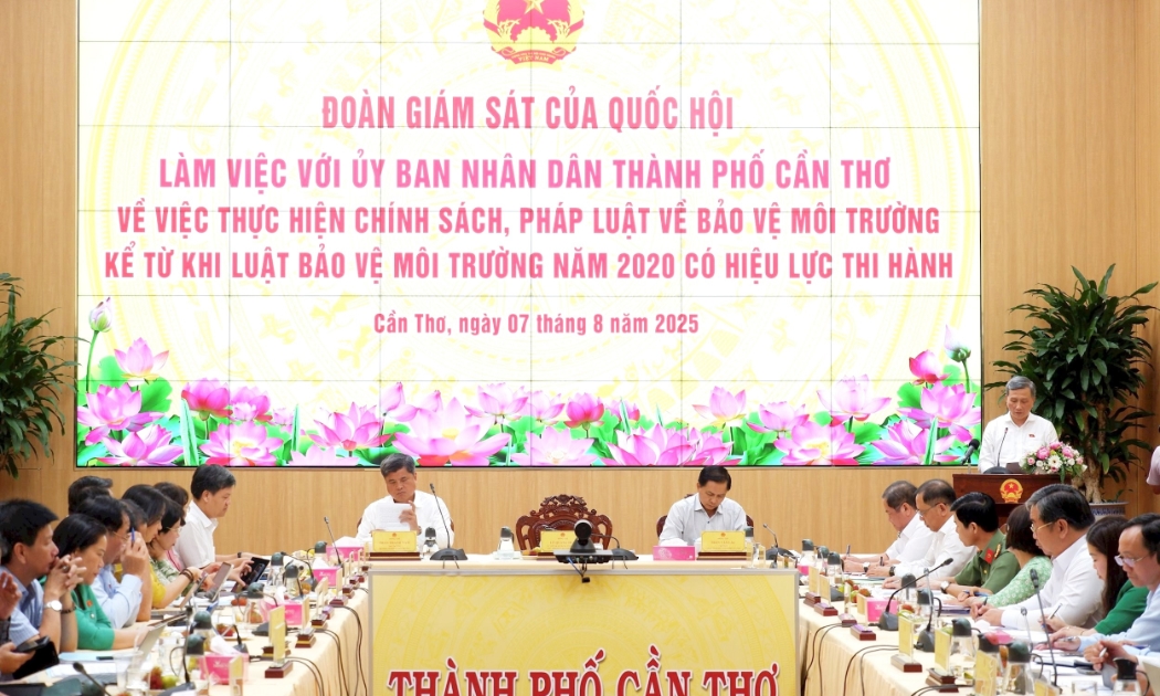 Đoàn giám sát chuyên đề “Việc thực hiện chính sách, pháp luật về bảo vệ môi trường kể từ khi Luật Bảo vệ môi trường năm 2020 có hiệu lực thi hành” làm việc với UBND TP. Cần Thơ.