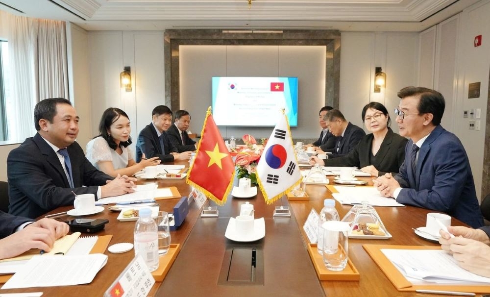 Hội đ&agrave;m giữa Quyền Bộ trưởng Trần Đức Thắng v&agrave; Bộ trưởng&nbsp;Chun Jae-Soo.
