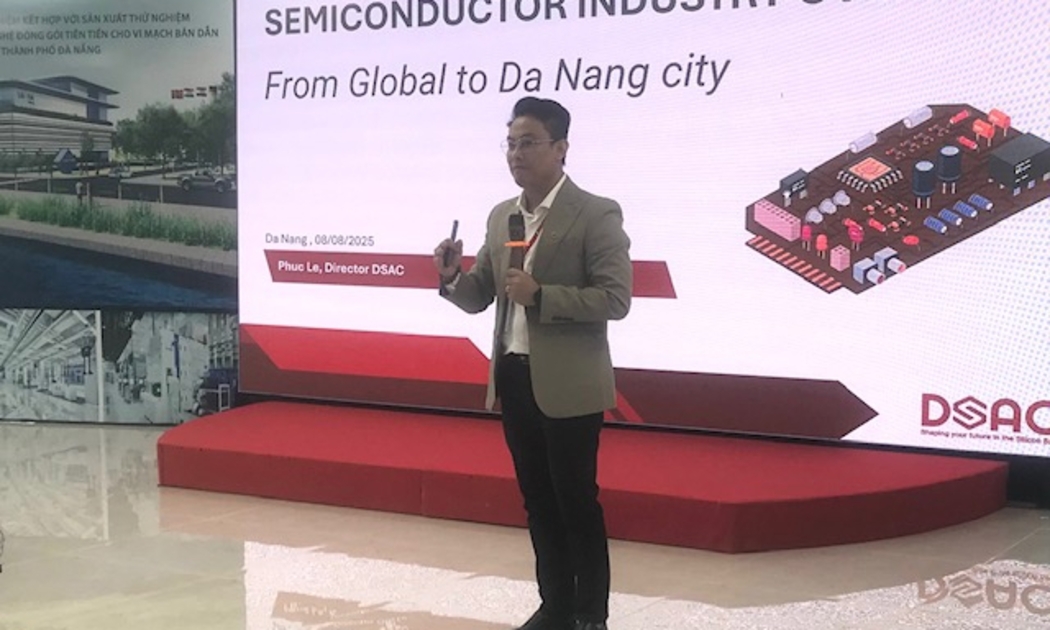 Ông Lê Hoàng Phúc, Giám đốc Trung tâm Nghiên cứu, đào tạo thiết kế vi mạch và trí tuệ nhân tạo Đà Nẵng (DSAC) phát biểu tại Hội thảo. Ảnh Ngô Anh Văn