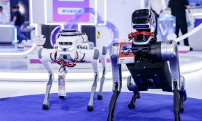 Hai mẫu robot trưng bày tại WAIC 2025