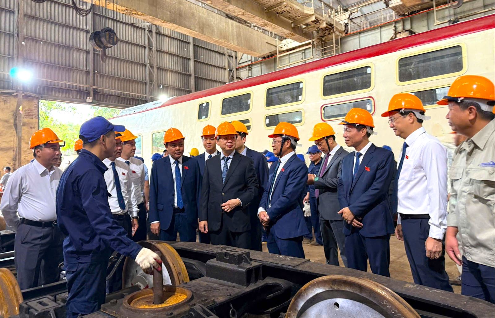 Ph&oacute; Thủ tướng thăm hỏi, động viện c&aacute;c c&aacute;n bộ, c&ocirc;ng nh&acirc;n vi&ecirc;n tại Nh&agrave; m&aacute;y xe lửa Gia L&acirc;m. Ảnh: Cổng th&ocirc;ng tin Bộ X&acirc;y dựng.