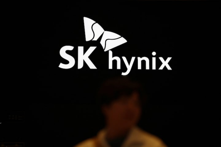 Logo của SK Hynix được nh&igrave;n thấy tại gian h&agrave;ng của c&ocirc;ng ty trong Triển l&atilde;m B&aacute;n dẫn lần thứ 26 (SEDEX 2024) tại Seoul, H&agrave;n Quốc