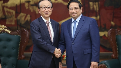 PM invites Japan’s MUFG to join Vietnam’s International Financial Centre development