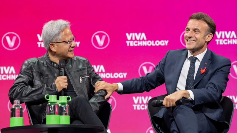 Giám đốc Điều hành Nvidia Jensen Huang (bên trái) và Tổng thống Pháp Emmanuel Macron tại hội nghị VivaTech 2025 ở Paris, Pháp.