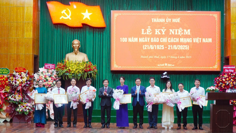 UBND thành phố Huế trao tặng Bằng khen cho 9 tập thể có thành tích xuất sắc trong hoạt động báo chí trên địa bàn