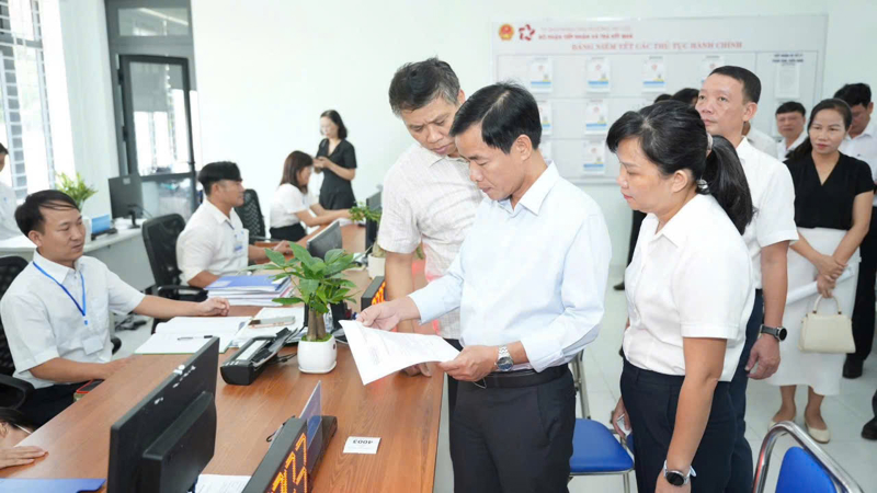 Chủ tịch UBND thành phố Huế Nguyễn Văn Phương kiểm tra quy trình tiếp nhận hồ sơ tại UBND phường An Cựu