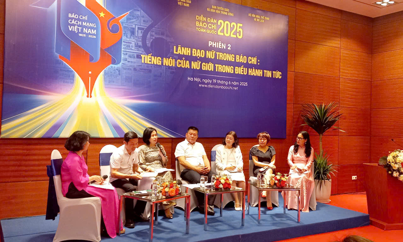 Các nhà báo nữ chia sẻ tại Diễn đàn Báo chí toàn quốc 2025. Ảnh: Thu Hằng.