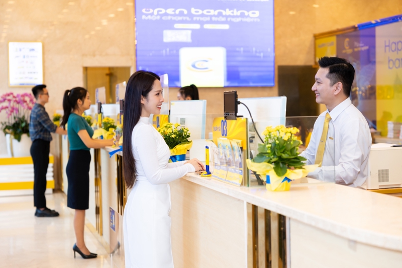 Khách hàng giao dịch tại Nam A Bank.