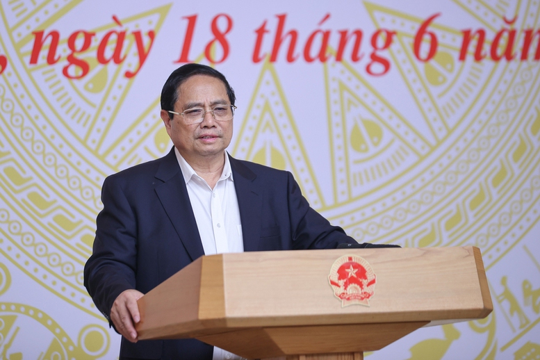 Thủ tướng chỉ rõ quan điểm chung là: "Lấy thí sinh làm trung tâm, chủ thể - Thầy cô giáo là động lực - Nhà trường làm bệ đỡ - Gia đình là điểm tựa - Xã hội là nền tảng" - Ảnh: VGP/Nhật Bắc.