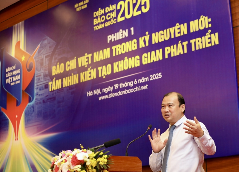 PGS.TS Lê Hải Bình: “Nhìn lại 100 năm, chúng ta có quyền tự hào về những đặc điểm riêng của báo chí cách mạng Việt Nam: tính chiến đấu, sự bền bỉ và tinh thần vươn lên”. Ảnh: Việt Dũng