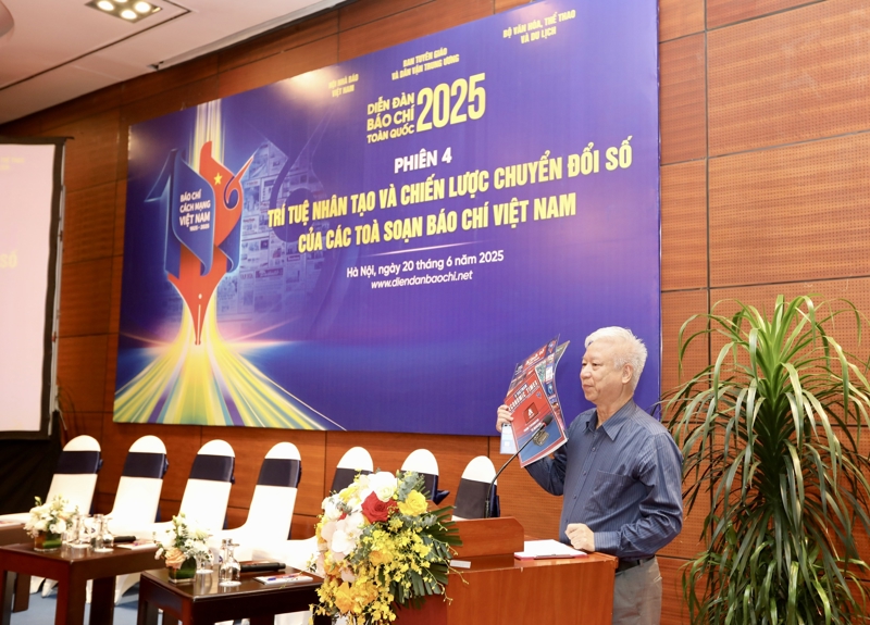 Ông Đào Quang Bính đã chia sẻ kinh nghiệm của VnEconomy trong việc xây dựng các ứng dụng AI bản địa hóa, nâng cao hiệu quả hoạt động báo chí tại Việt Nam. Ảnh: Việt Dũng