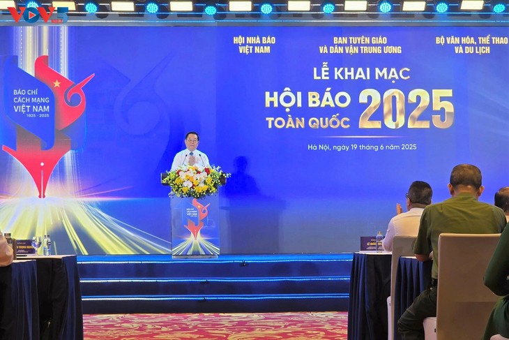 Mr. Nguyen Trong Nghia, Politburo member, Secretary of the Party Central Committee, and Head of the Party Central Committee's Communications, Education, and Mass Mobilization Commission, is addressing the opening ceremony of the festival. (Photo: VOV)