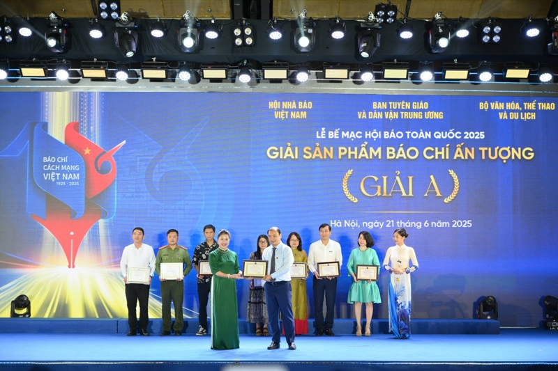Ông Lê Hải Bình, Ủy viên dự khuyết Ban Chấp hành Trung ương Đảng, Thứ trưởng Thường trực Bộ Văn hóa – Thể thao và Du lịch trao Giải A cho đại diện Tạp chí Kinh tế Việt Nam – VnEconomy đối với Giải Sản phẩm báo chí ấn tượng với sản phẩm Số tết Xuân Ất Tỵ, loại hình bìa báo. Ảnh: Trí Phong.