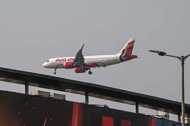 Một chiếc máy bay Airbus A320 của Air India chuẩn bị hạ cánh tại Sân bay quốc tế Indira Gandhi ở New Delhi - Ảnh: Bloomberg
