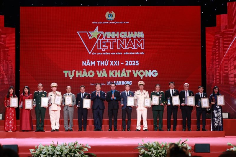 Đại diện của 13 đơn vị tập thể được vinh danh tại chương trình Vinh quang Việt Nam 2025 chụp ảnh lưu niệm.