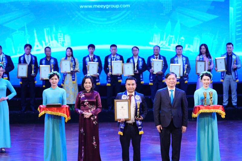 Ông Nguyễn Đức Tài - Giám đốc tài chính Meey Group nhận giải thưởng “TOP Tổ chức/doanh nghiệp KH&CN, đổi mới sáng tạo và chuyển đổi số.