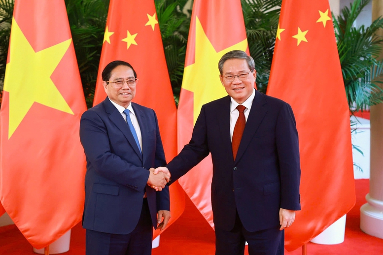 Thủ tướng Phạm Minh Chính và Thủ tướng Trung Quốc Lý Cường trước khi bắt đầu cuộc hội đàm chiều ngày 24/6 - Ảnh: VGP