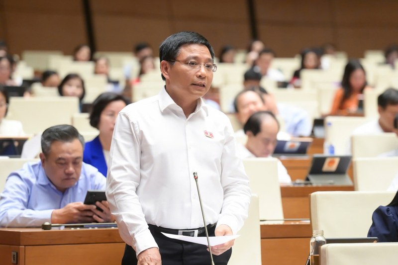Bộ trưởng Bộ Tài chính Nguyễn Văn Thắng giải trình ý kiến đại biểu quan tâm. Ảnh: Quochoi.vn.
