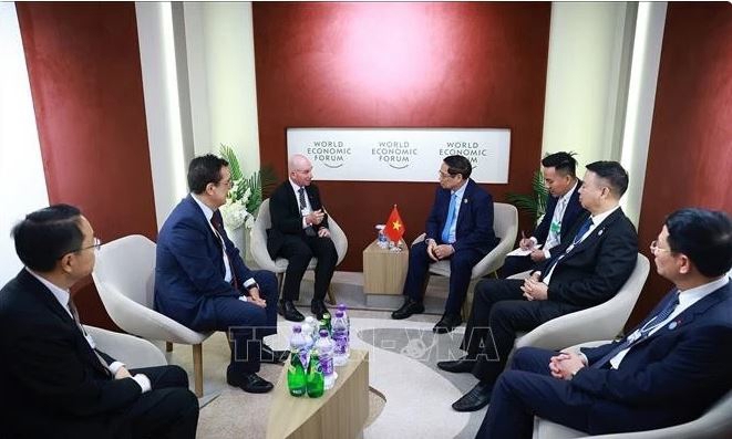 The meeting between PM Pham Minh Chinh and President for Cisco Asia Pacific, Japan, and Greater China (APJC) Dave West in Tianjin on June 25 (Photo: VNA)