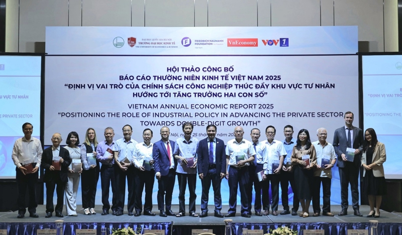 Các đại biểu tham dự hội thảo công bố Báo cáo Kinh tế thường niên Việt Nam 2025.