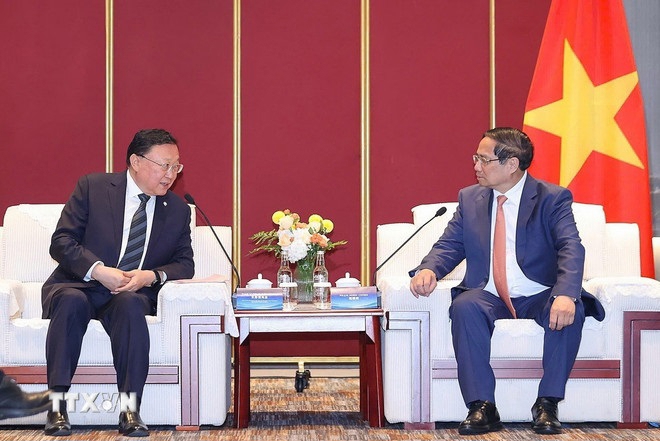 PM Pham Minh Chinh (right) meets with Chairman of CCCC Wang Tongzhou in Tianjin on June 24. (Photo: VNA)