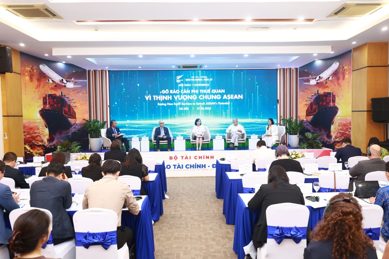 The conference titled "Easing Non-Tariff Barriers to Unlock ASEAN's Potential" held on June 27. (Photo: VIR)
