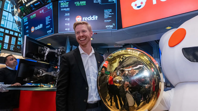 Giám đốc Điều hành Reddit Steve Huffman đứng trên sàn Sở giao dịch chứng khoán New York (NYSE)