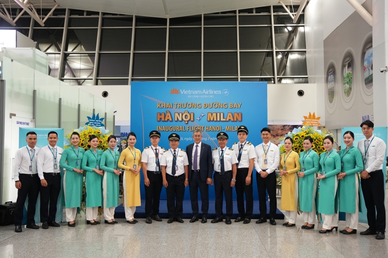 Phi hành đoàn của chuyến bay khai trương Hà Nội - Milan.