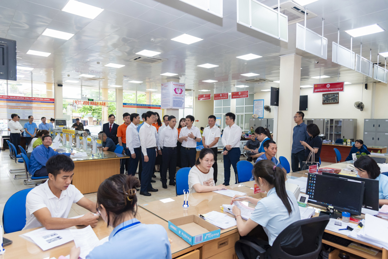 Lãnh đạo tỉnh Quảng Ninh và Tổng giám đốc FPT khảo sát trong ngày đầu triển khai mô hình chính quyền hai cấp mới.