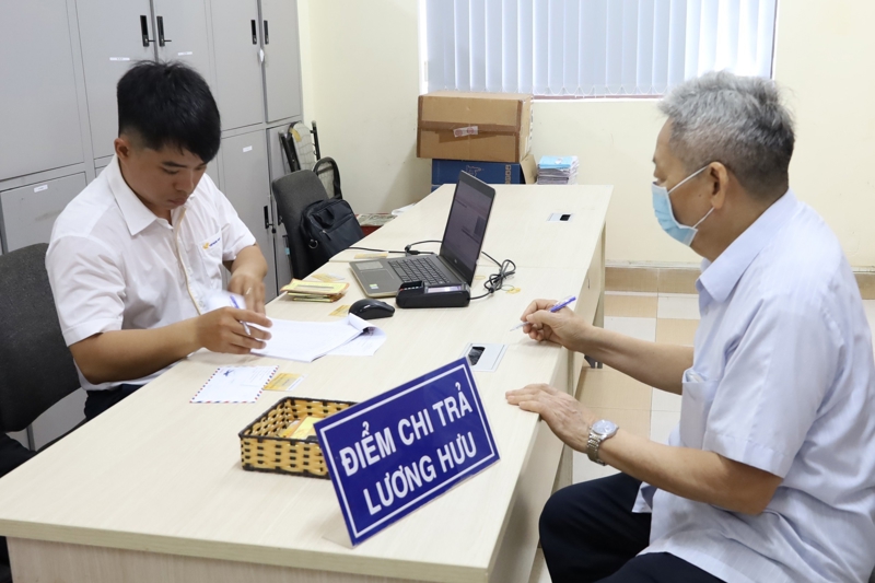 Chi trả lương hưu cho người hưởng. Ảnh: Duy Nguyễn.