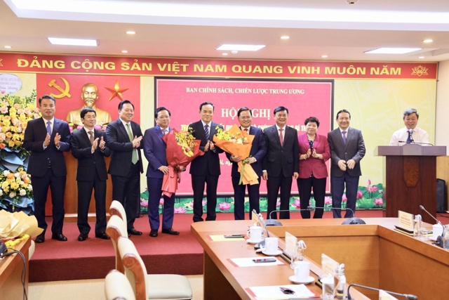 Các đồng chí Lãnh đạo Ban chụp ảnh lưu niệm tại hội nghị ngày 1/7/2025..