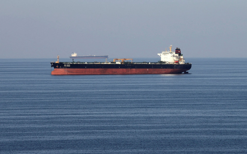 Một tàu chở dầu đi qua eo biển Hormuz ngày 21/12/2018 - Ảnh: Reuters