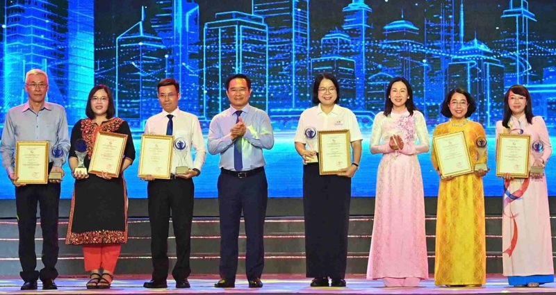 Chủ tịch UBND TP.HCM Nguyễn Văn Được trao chứng nhận các tác giả, nhóm tác giả lĩnh vực Quản lý nhà nước, tối 1/7. 