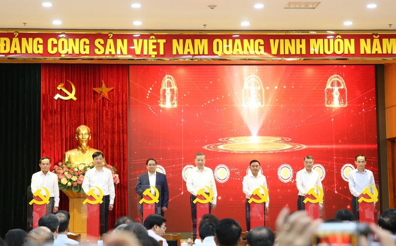 Tổng Bí thư Tô Lâm, Thủ tướng Chính phủ Phạm Minh Chính, Thường trực Ban Bí thư Trần Cẩm Tú cùng các đồng chí lãnh đạo thực hiện nghi thức nhấn nút khai trương 3 nền tảng số phục vụ triển khai Nghị quyết 57-NQ/TW - Ảnh: VGP. 