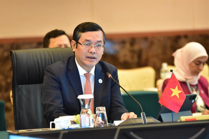 Thứ trưởng Nguyễn Văn Phúc phát biểu tại Hội nghị. Ảnh: MOET.