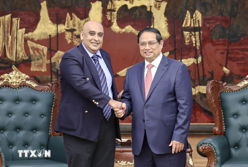PM Pham Minh Chinh (right) receives Chairman and CEO of Makara Capital Partners Ali Ijaz Ahmad on July 2. (Photo: VGP)