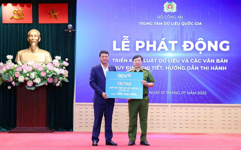 Tổng giám đốc BIDV Lê Ngọc Lâm trao kinh phí ủng hộ Quỹ Phát triển dữ liệu quốc gia.