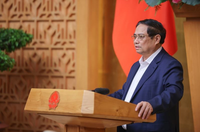 Prime Minister Pham Minh Chinh chairs the regular June cabinet meeting and the national online conference between the Government and local authorities. (Photo: VGP)
