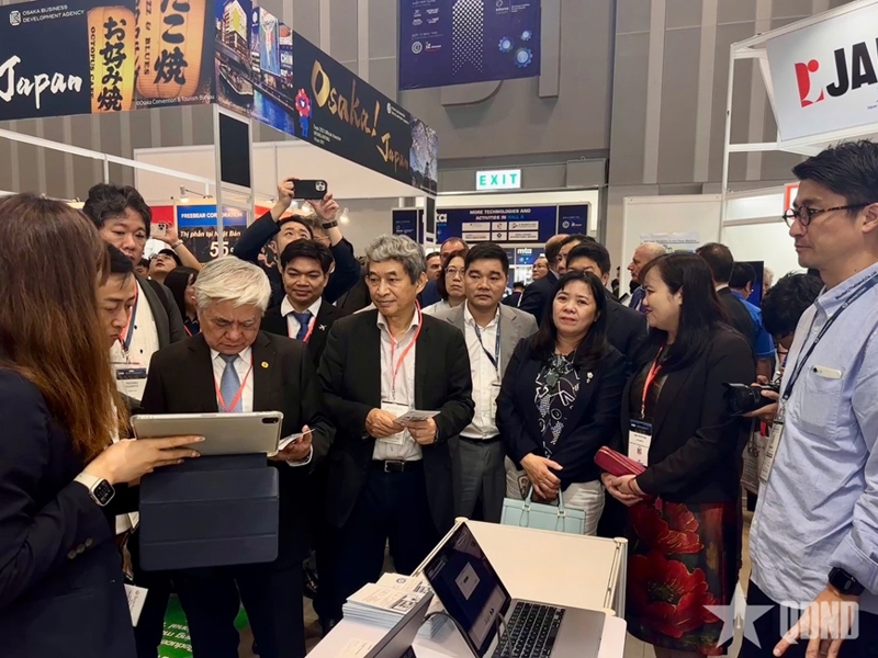Visitors at the exhibition. Photo: qdnd.vn