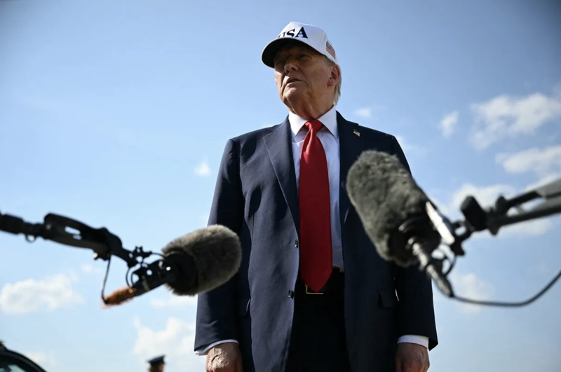 Tổng thống Mỹ Donald Trump trao đổi với báo giới vào ngày 3/7 - Ảnh: Bloomberg.