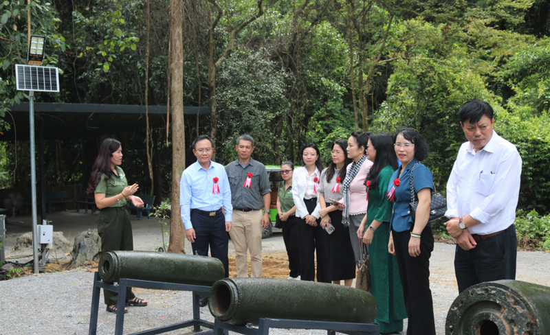 Đại biểu tham quan khu vực trưng bày các loại vỏ bom. Ảnh: Lan Nhi
