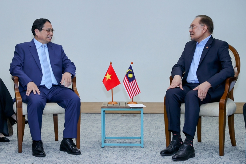 PM Pham Minh Chinh (left) meets his Malaysian counterpart Anwar Ibrahim, in in Rio de Janeiro, Brazil, on July 6. (Photo: VGP)