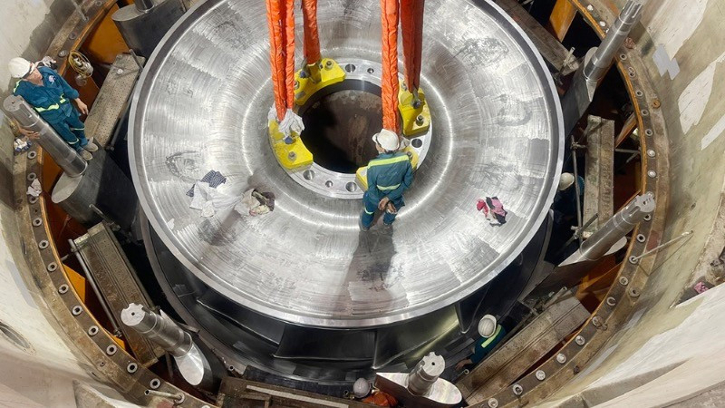 The rotor of the first turbine at the expanded Hoa Binh Hydropower Plant project is successfully installed. (Photo: VNA)