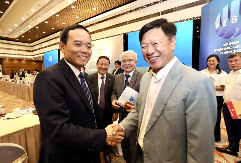 Diễn đàn Tăng trưởng Kinh tế Việt Nam 2025 (VEGF 2025) với cách tiếp cận đa chiều và đối thoại mở, không chỉ tạo lập một không gian chia sẻ thông tin giữa các nhóm chủ thể chính sách và thực thi, mà còn hình thành nền tảng quan trọng cho công tác theo dõi, giám sát, điều chỉnh chính sách nhằm đảm bảo sự thống nhất từ Trung ương tới địa phương, từ ý chí đến hành động.