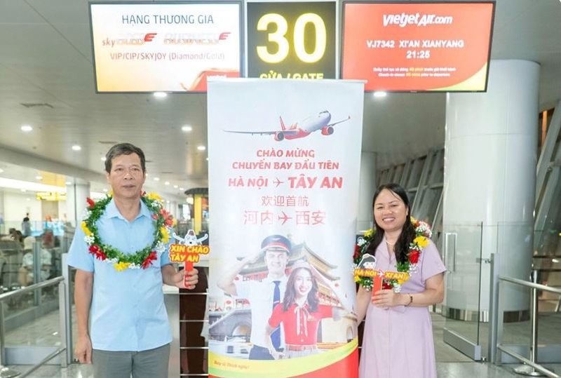 Passengers on the inaugural Hanoi- Xi’an flight. (Photo: Vietjet)