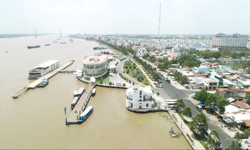 Cảng biển Tiền Giang được quy hoạch đáp ứng cho cả nhu cầu thông qua hàng hóa và du khách. Trong ảnh: Cac du thuyền cao cấp tại bến cảng Mỹ Tho