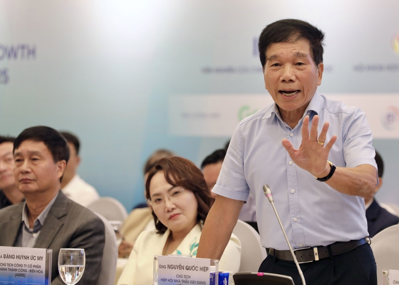 Ông Nguyễn Quốc Hiệp, Chủ tịch Hiệp hội nhà thầu xây dựng Việt Nam (VACC) và Công ty GP.Invest phát biểu tại diễn đàn.