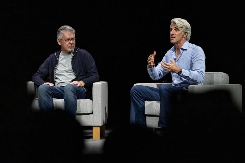 John Giannandrea, Phó Chủ tịch cấp cao về máy học và chiến lược AI, bên trái, và Craig Federighi, Phó Chủ tịch cấp cao về kỹ thuật phần mềm, tại Apple. Ảnh: Bloomberg